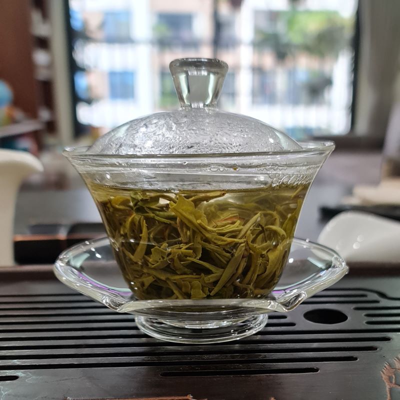 Lục trà Shan Tuyết Cổ Thụ Tủa Chùa 1 tôm 1 lá - khi pha
